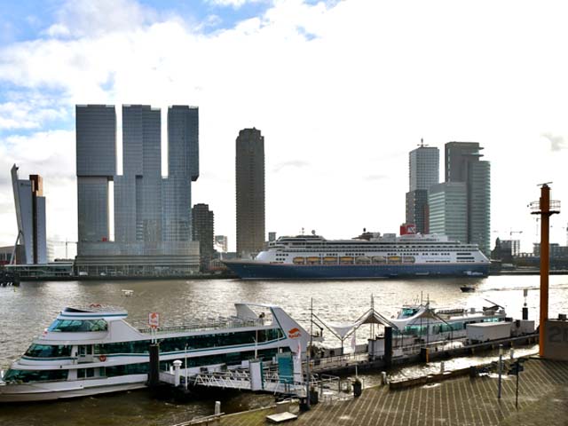 Cruiseschip ms Bolette van Fred Olsen Cruise Line aan de Cruise Terminal Rotterdam